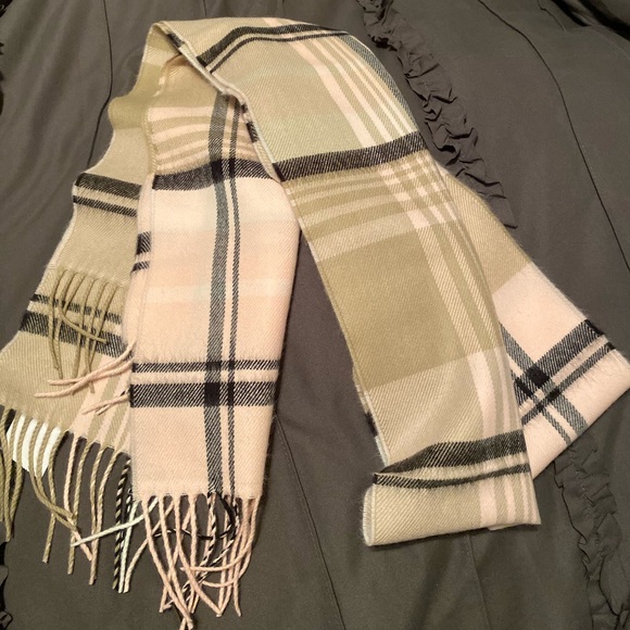Scarf 🧣 - Picture 2 of 2